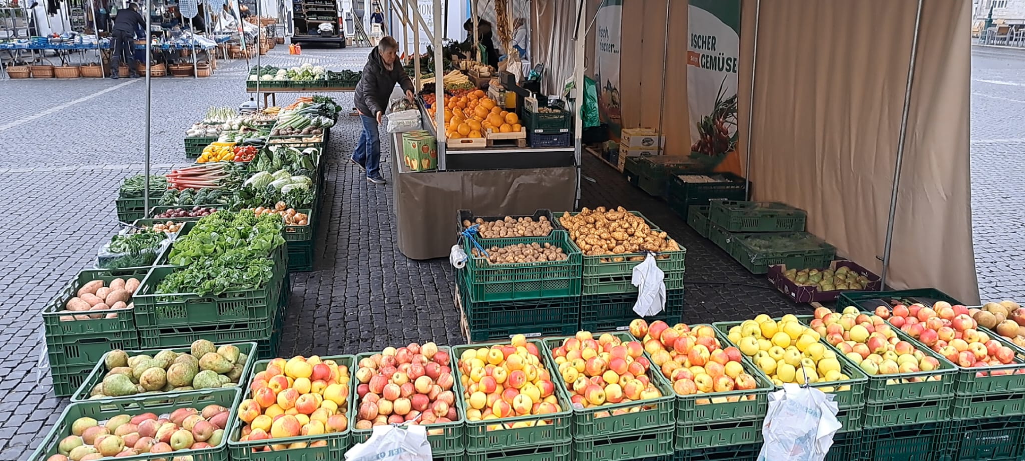 Auswahl saisonales Obst & Gemüse am Fischer Gemüse Marktstand in Weimar