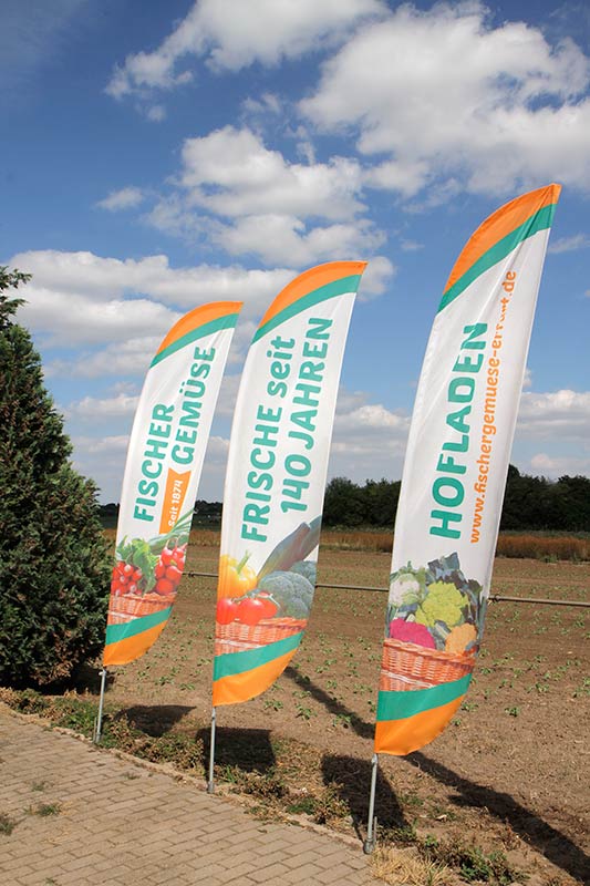 Fischer Gemüse Erfurt – Flaggen vor dem Hofladen laden zum Einkaufen ein Fischer Gemüse Erfurt – Flaggen vor dem Hofladen laden zum Einkaufen ein