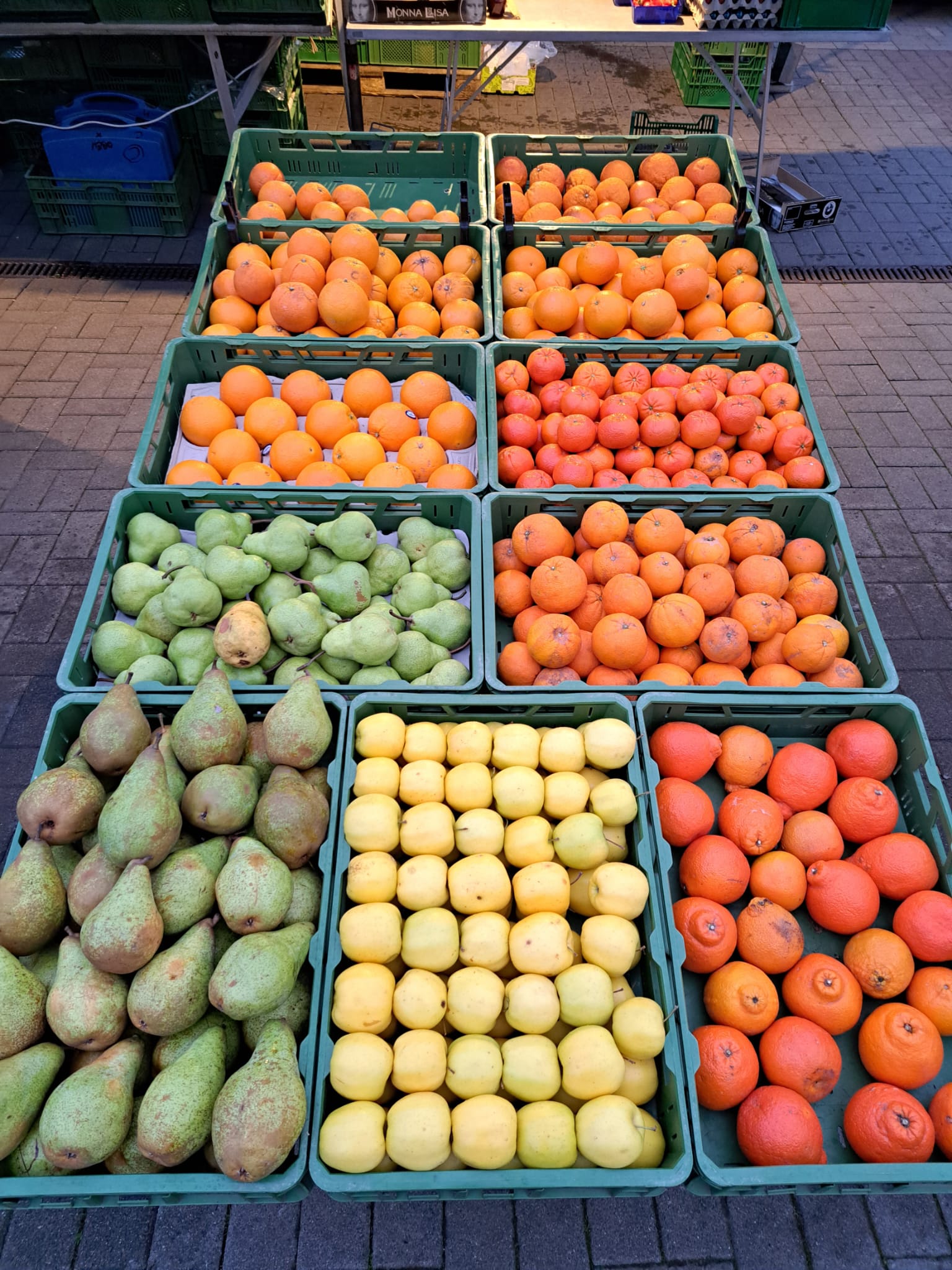 Auswahl saisonales Obst & Gemüse am Fischer Gemüse Marktstand in Weimar Auswahl saisonales Obst & Gemüse am Fischer Gemüse Marktstand in Weimar