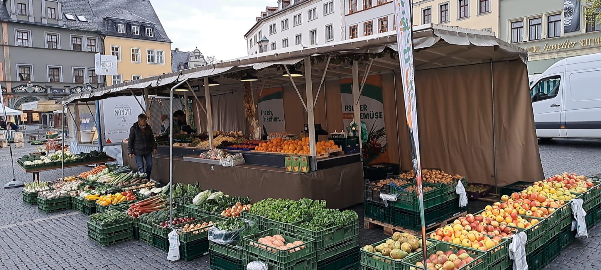 Fischer Gemüse Marktstand in Weimar auf dem Rathausplatz Fischer Gemüse Marktstand in Weimar auf dem Rathausplatz