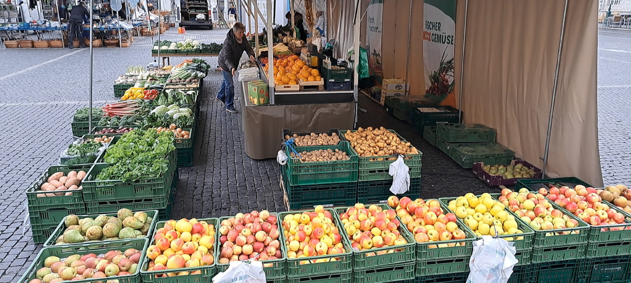 Auswahl saisonales Obst & Gemüse am Fischer Gemüse Marktstand in Weimar Auswahl saisonales Obst & Gemüse am Fischer Gemüse Marktstand in Weimar
