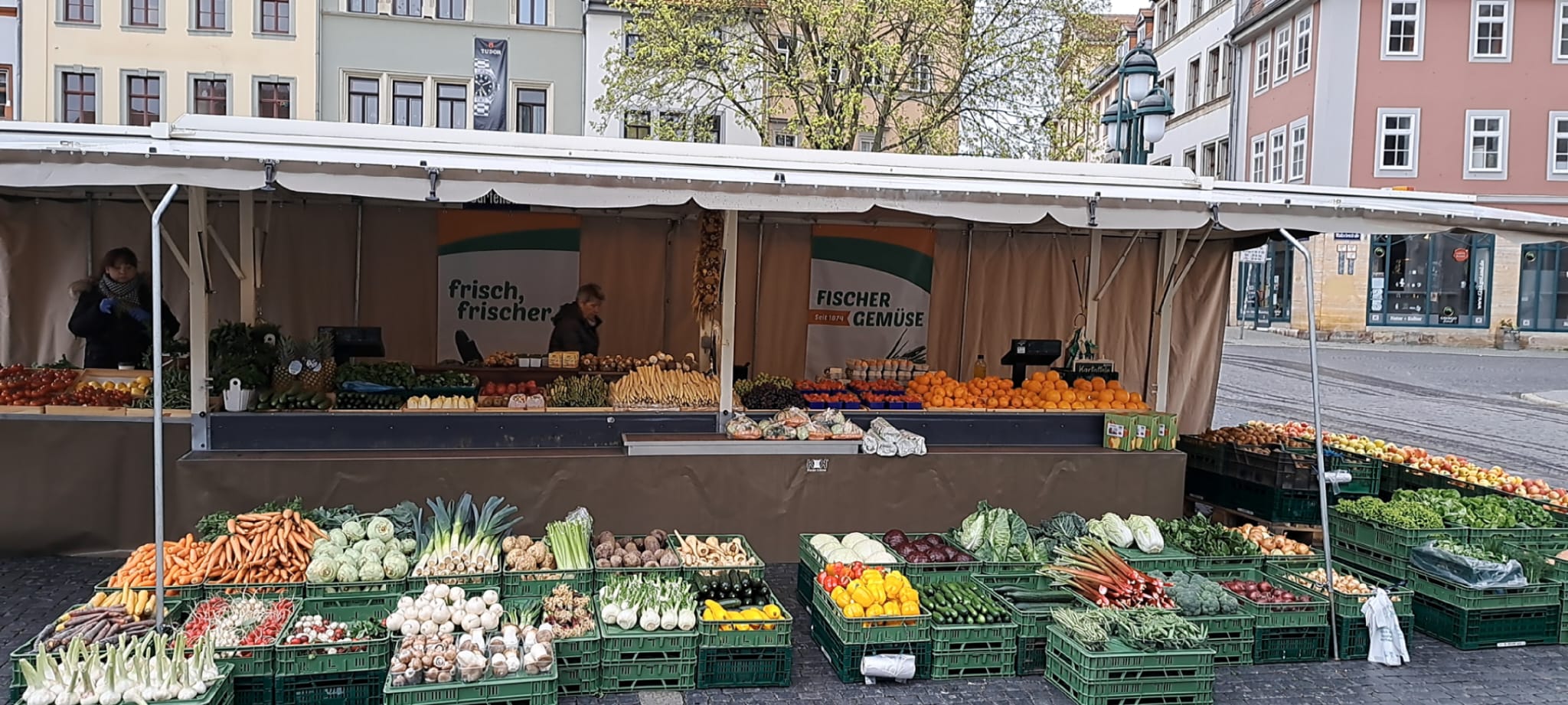 Fischer Gemüse Marktstand in Weimar auf dem Rathausplatz Fischer Gemüse Marktstand in Weimar auf dem Rathausplatz