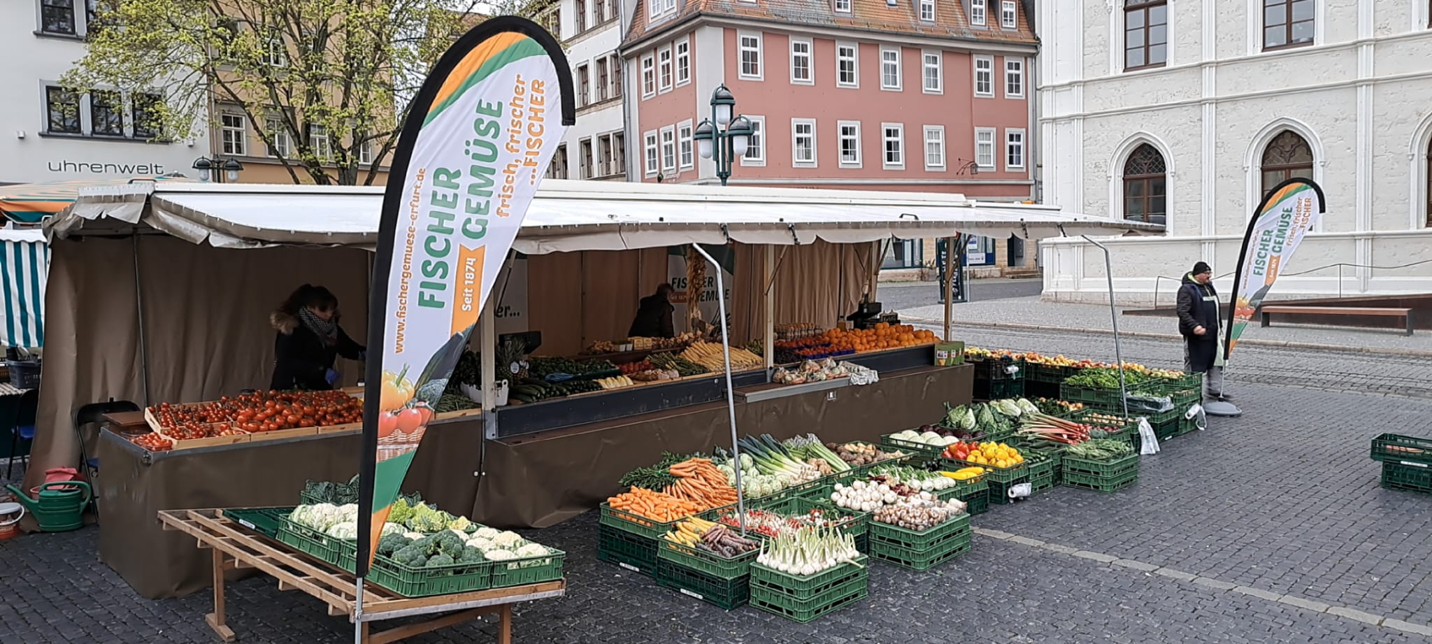Fischer Gemüse Marktstand in Weimar auf dem Rathausplatz Fischer Gemüse Marktstand in Weimar auf dem Rathausplatz