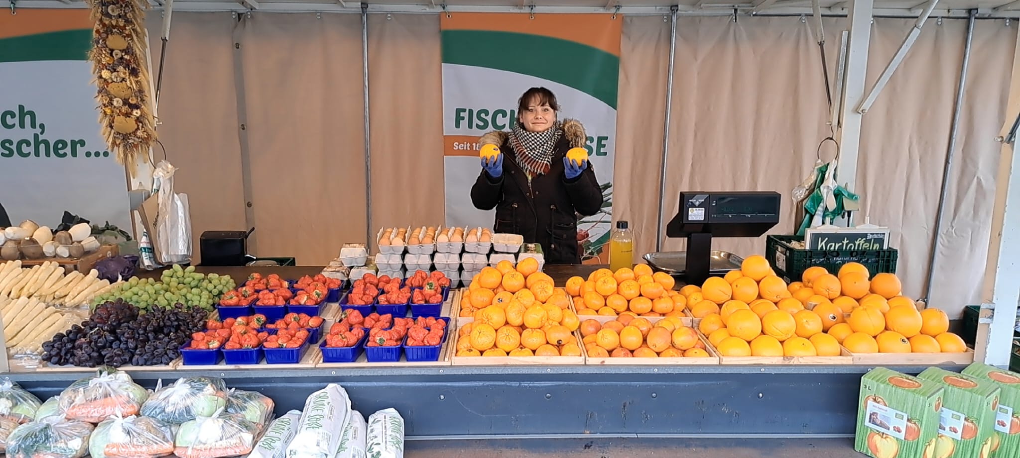 Auswahl saisonales Obst & Gemüse am Fischer Gemüse Marktstand in Weimar Auswahl saisonales Obst & Gemüse am Fischer Gemüse Marktstand in Weimar