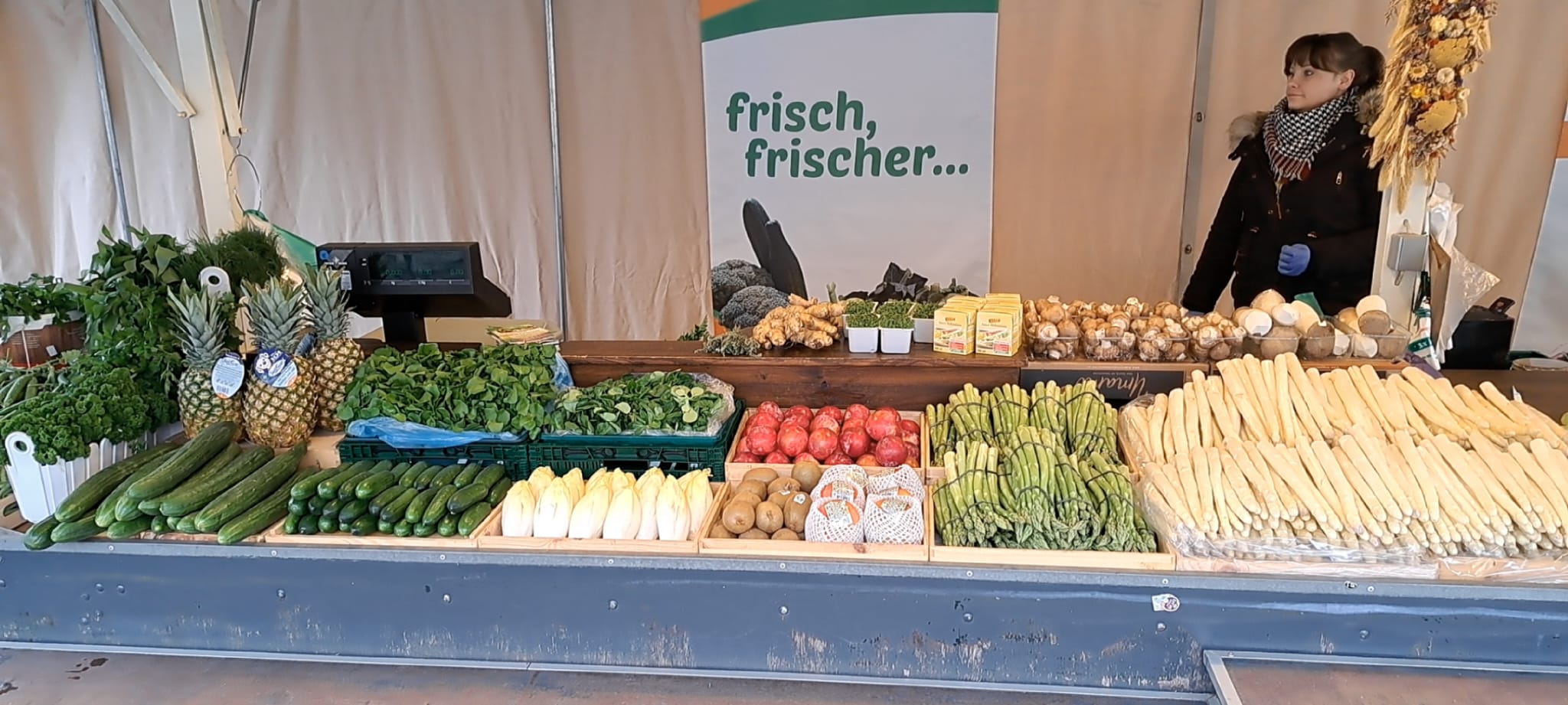 Auswahl saisonales Obst & Gemüse am Fischer Gemüse Marktstand in Weimar Auswahl saisonales Obst & Gemüse am Fischer Gemüse Marktstand in Weimar
