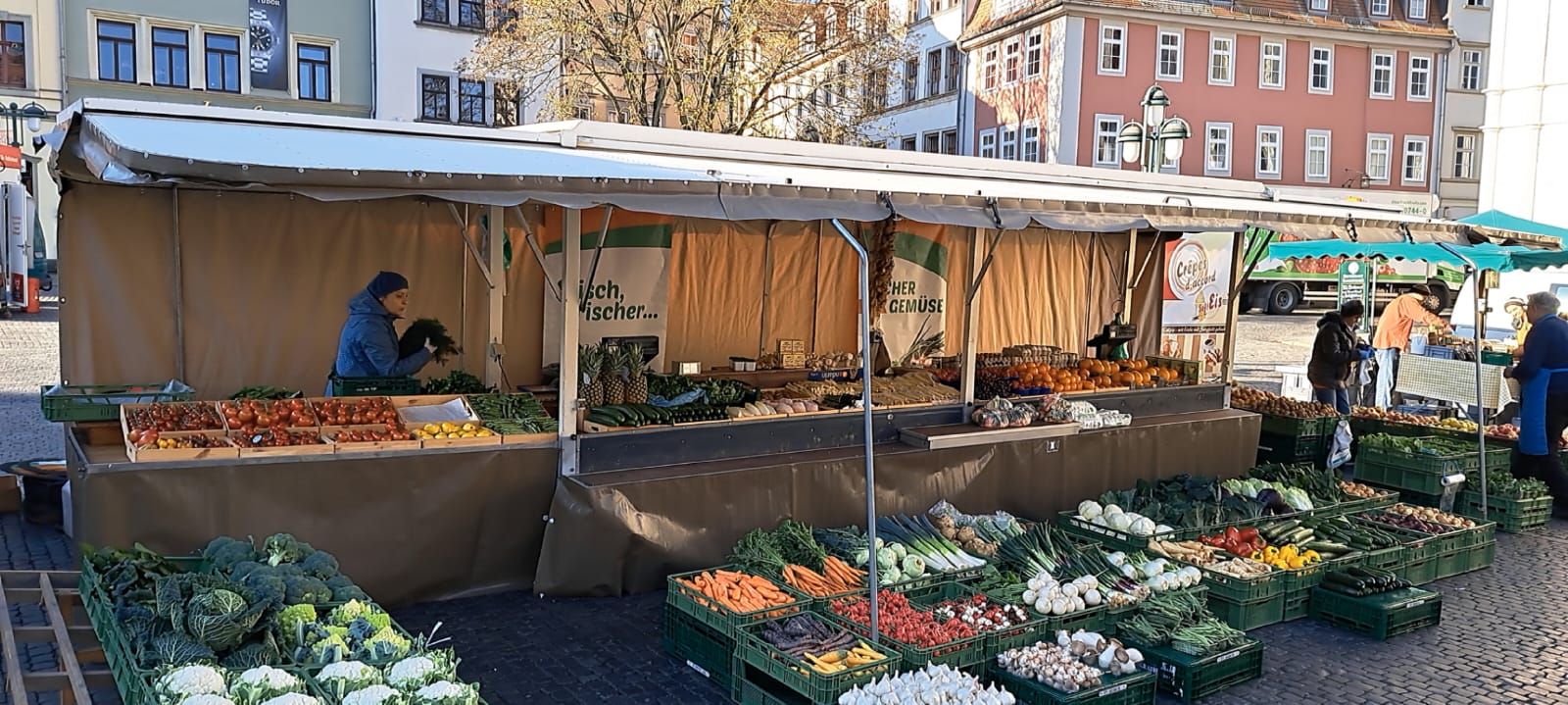 Fischer Gemüse Marktstand in Weimar auf dem Rathausplatz Fischer Gemüse Marktstand in Weimar auf dem Rathausplatz
